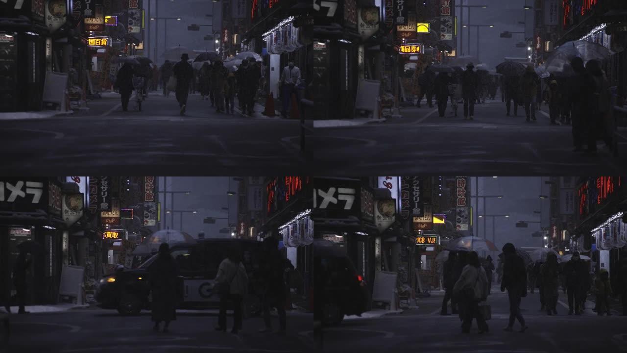 新宿东京雪掌上都市街道行走民众