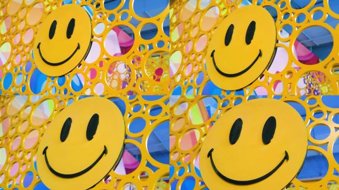明亮的黄色笑脸在戒指的墙上，一个带有微笑和眼睛的圆圈
