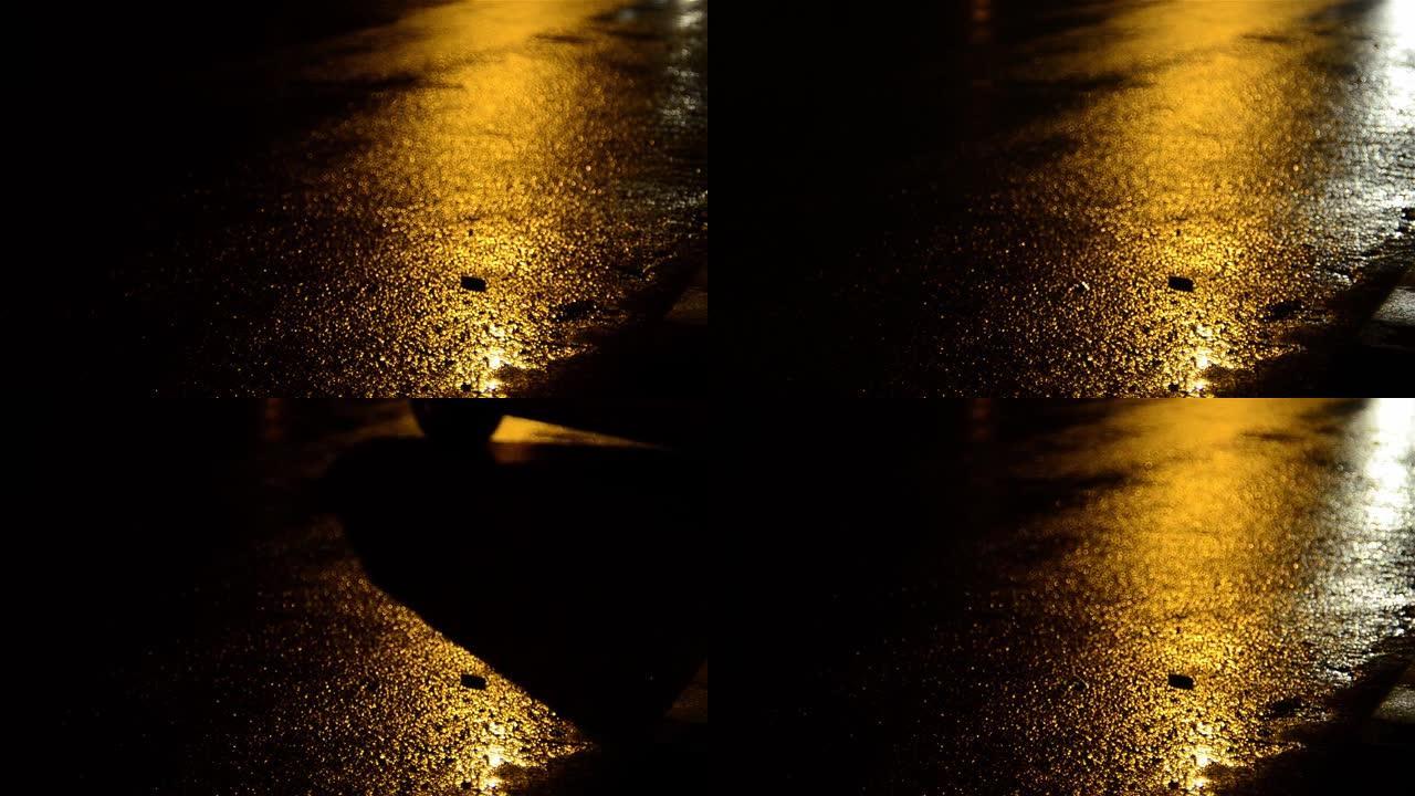 午夜时分，汽车大灯反射在街道的湿沥青上