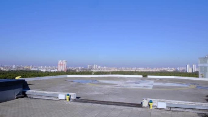 城市建筑物屋顶上的直升机停机坪视图。