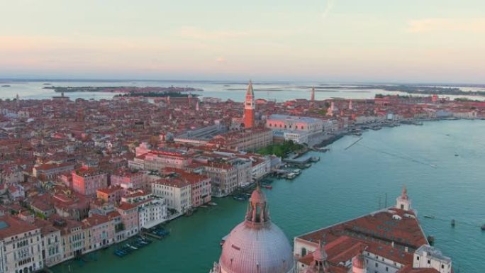 威尼斯: 从欧洲上方俯瞰著名的圣马可广场 (圣马可广场)，圣马可大教堂和圣玛丽亚大教堂在城市历史中心