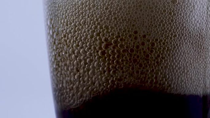 玻璃中碳酸饮料气泡的视频宏观拍摄