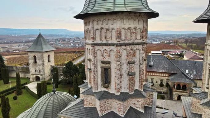 罗马尼亚雅西的Cetatuia修道院的空中无人机视图。主教堂、内廷和建筑物