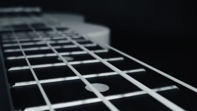 黑白原声吉他的特写。4k股票视频