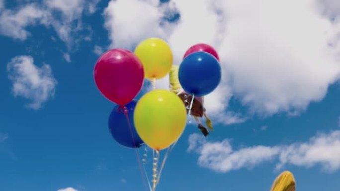 儿童节日气球的美丽景色在白云的蓝天下迎风发展。瑞典。