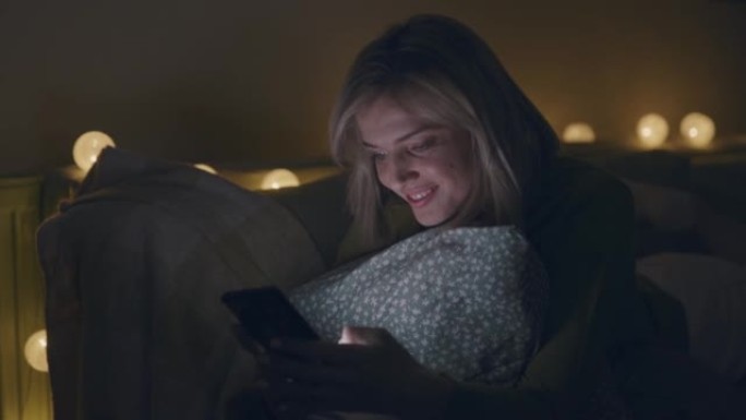 复制女人在沙发上闲逛的空间照片，使用智能手机