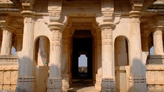 历史悠久的印度Kumbhalgarh堡垒内的Devi庙的外墙和石柱。要塞属于拉贾斯坦邦的山堡。印度。