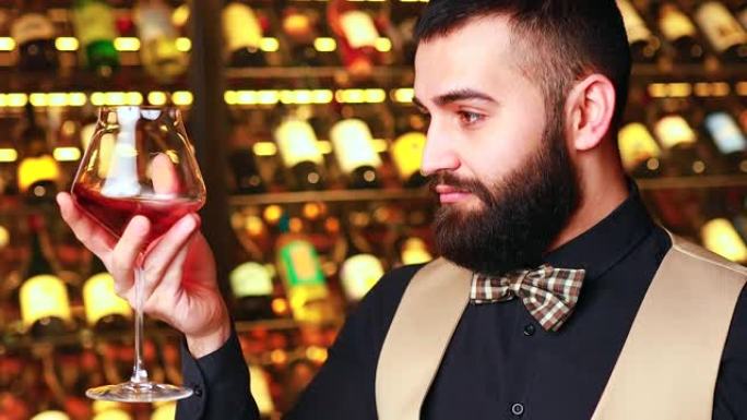 阿拉伯男子侍酒师在勒克斯酒店欣赏饮料