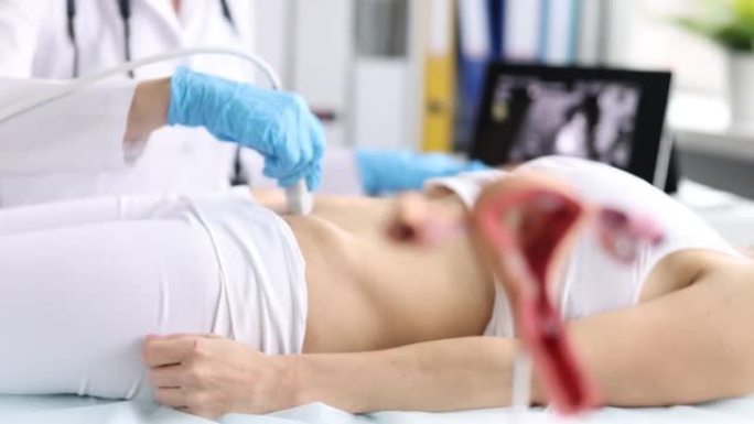 妇科医生对女性子宫进行超声检查