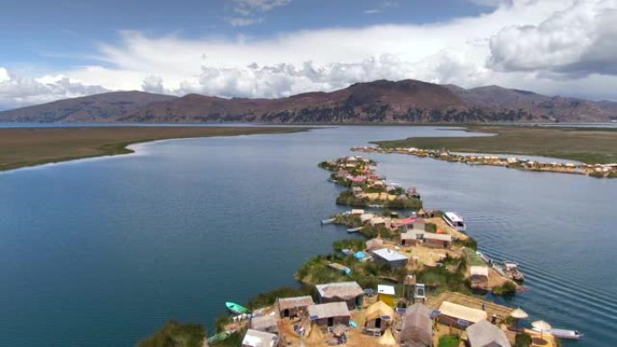 鸟瞰世界最高通航湖泊喀喀湖上的乌罗斯浮岛 (西班牙语: Islas Uros)，秘鲁和玻利维亚边境