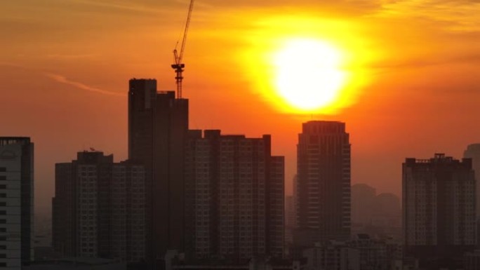 空中无人机日出场景曼谷天际线，商业城市，曼谷市中心的景色，飞越泰国曼谷。