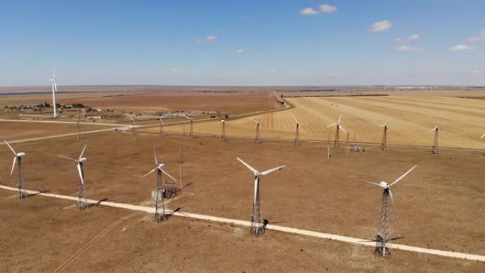 过时风力涡轮机的鸟瞰图。在草原地区的晴天，利用风来发电。旧能源生产设备
