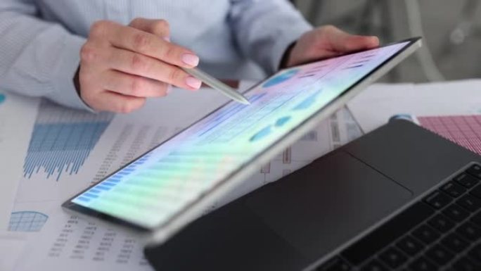 从事电子产品的会计师在平板电脑上准备财务报告