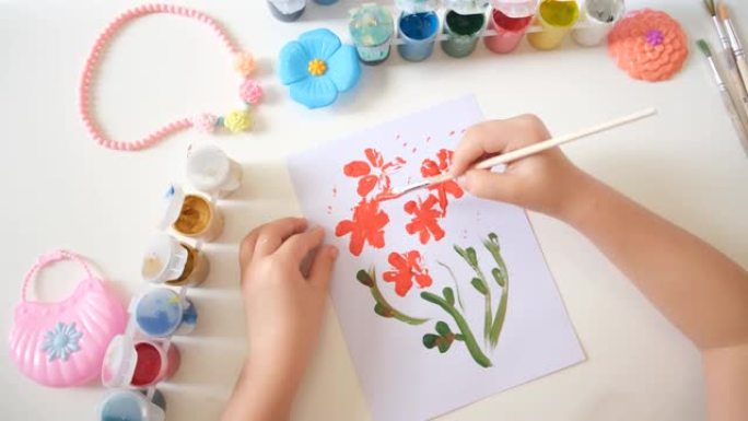 儿童绘画抽象，带有鲜花，生日或母亲节贺卡。自制工艺