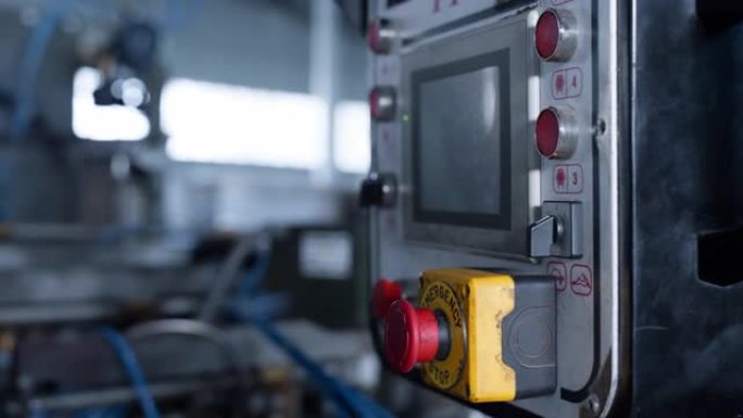 工厂机器输送机控制器，带按钮显示生产数据特写