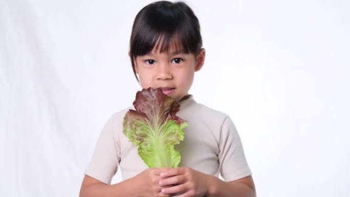 孩子们不喜欢吃蔬菜。讨厌吃绿色沙拉的小女孩。