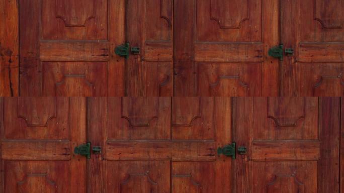 殖民风格的仿古木门。漂亮的木门。旧木质表面。历史名城旧木门铰链细节。120 fps，ProRes 4