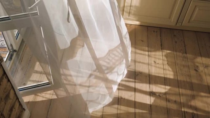 早晨，阳光通过薄纱窗帘照进房间的家中