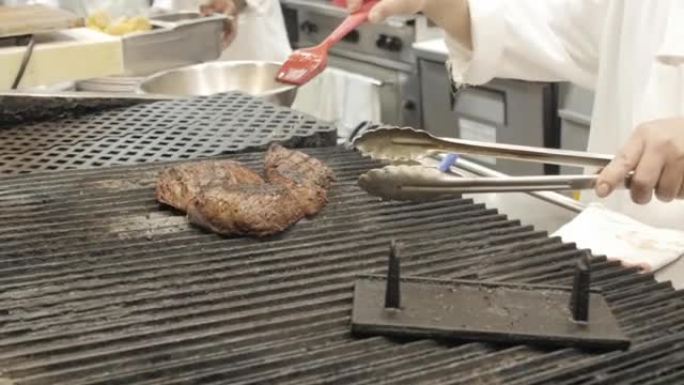 用火烧在铁板上烤熟的牛肉