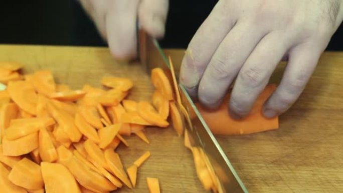 厨师用菜刀切胡萝卜