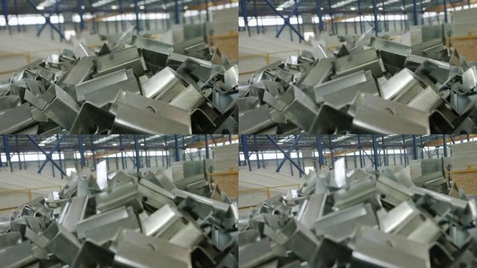 铁型材在生产金属型材的工厂里排成一行。