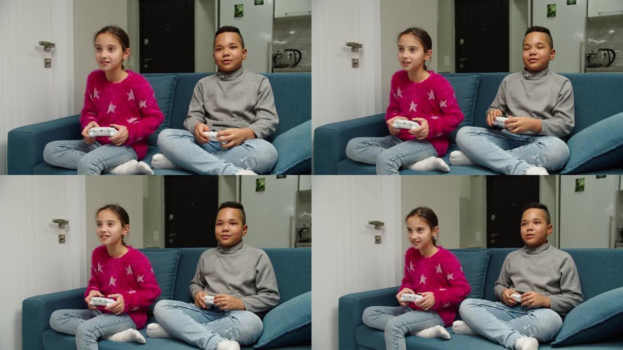 多民族男孩和女孩玩电子游戏，坐在室内的沙发上