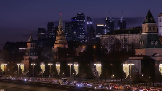 莫斯科的历史和现代建筑，夜间，克里姆林宫和摩天大楼