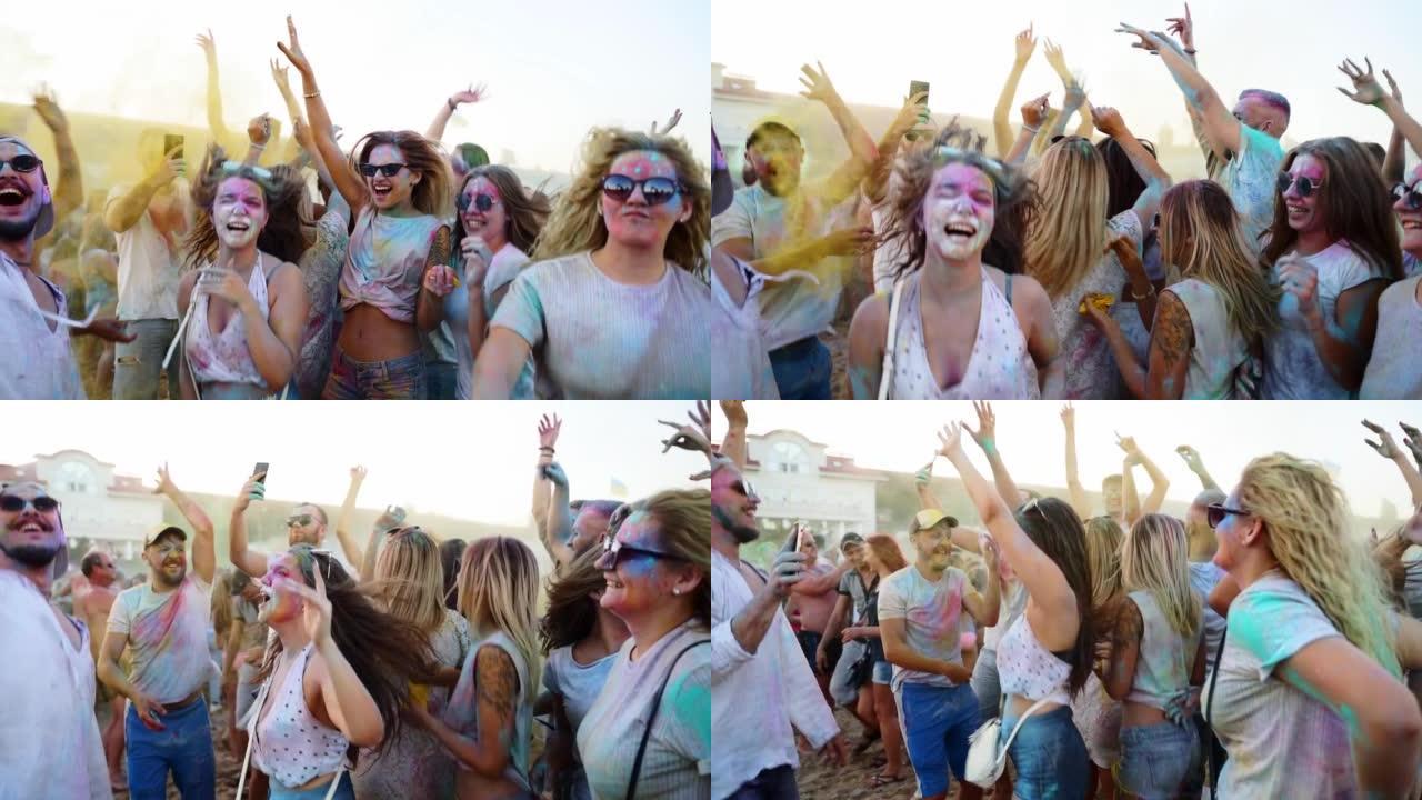 快乐的人涂抹在五颜六色的粉末里玩得开心，自拍，玩干颜色庆祝胡里节。户外印度教假日派对。封锁结束，co