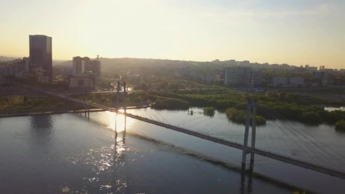 叶尼塞河克拉斯诺亚尔斯克无人机镜头上的人行桥