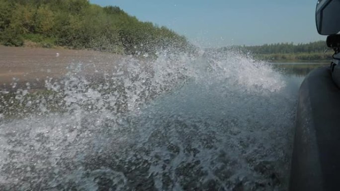 漂浮在河上的气垫船