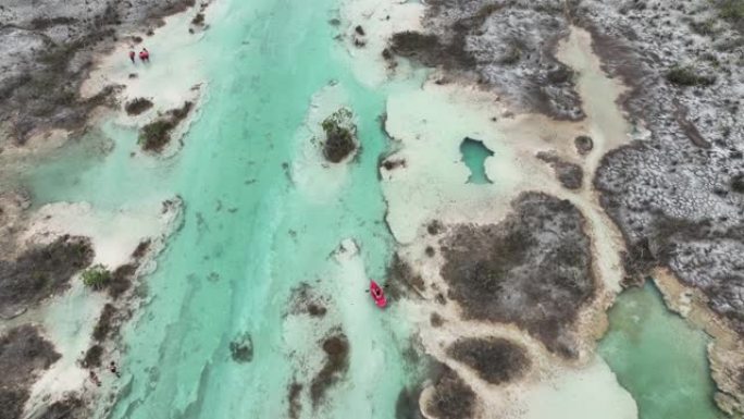 墨西哥Bacalar泻湖上的红色独木舟的鸟瞰图