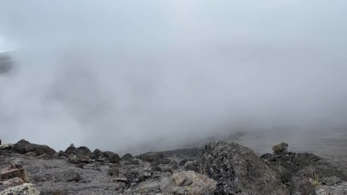 雾蒙蒙的高山景观的美丽全景。石头和巨石，植被稀疏。