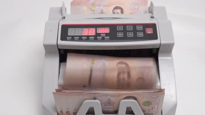特写拍摄泰国钞票一千泰铢 (1,00泰铢) 在点钞机中计数，货币，计数，银行柜台，机械，纸币，金融市