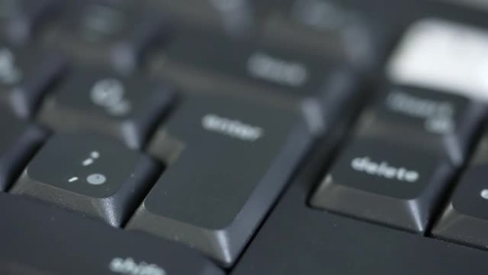 键盘电脑的特写镜头。技术支持。按下enter按钮。