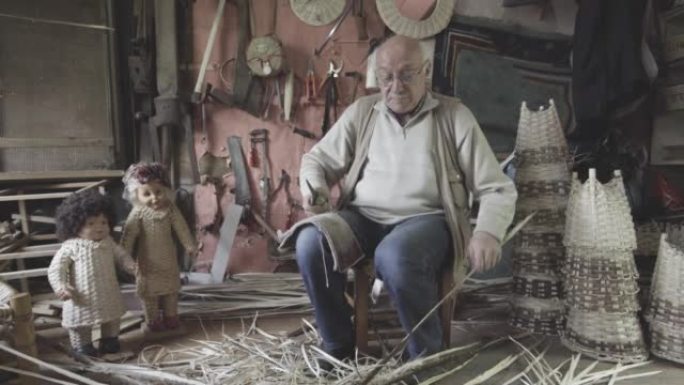 篮子编织大师塑造木棍。4k镜头。工艺概念。