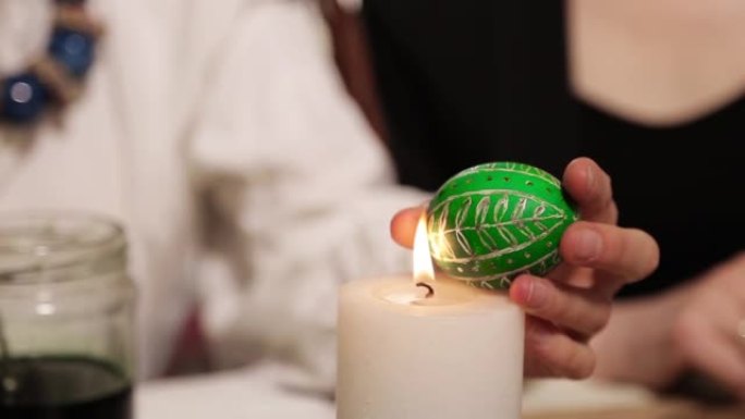 乌克兰妇女画复活节彩蛋