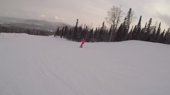 在冬季雪坡上滑雪或滑雪。滑雪胜地，冬季运动