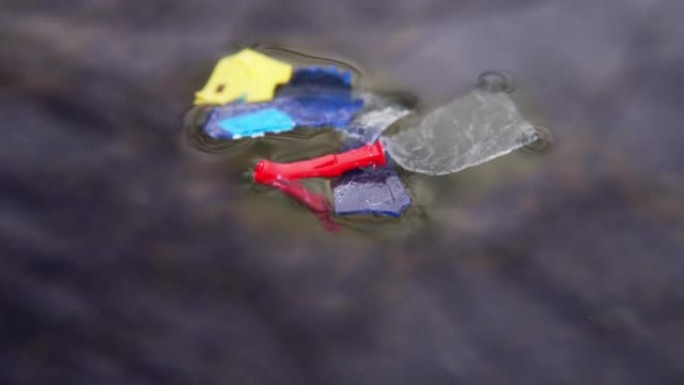 漂浮在海边的塑料残留物。微塑料污染专题。环境微塑性危机