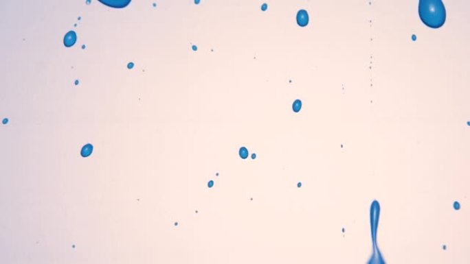 白色背景上的抽象蓝色水滴，宏观，气泡特写