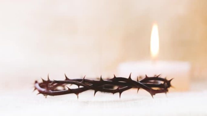 荆棘冠冕和闪亮的蜡烛象征着耶稣基督在十字架上的苦难