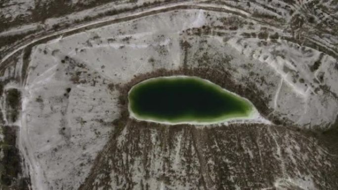 空中无人机观察磷石膏废物上形成的绿色湖泊