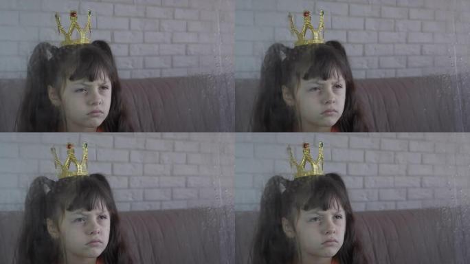 戴皇冠的悲伤小女孩。
