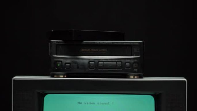 把录像带放进录音机。黑色背景上带有蓝屏的老式复古电视。老式电视，电视设置概念，涟漪和干扰，搜索频道