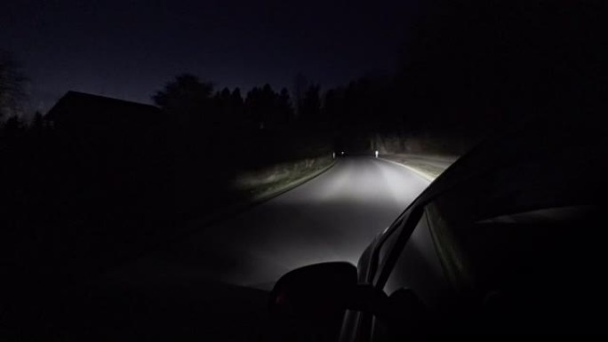 视点: 夜间在公路上行驶的汽车