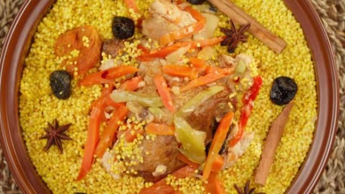 摩洛哥美食顶视图。Tajine，由羊肉和茄子制成的传统菜肴。中东文化。蒸粗麦粉配羊肉，美味的米饭。自