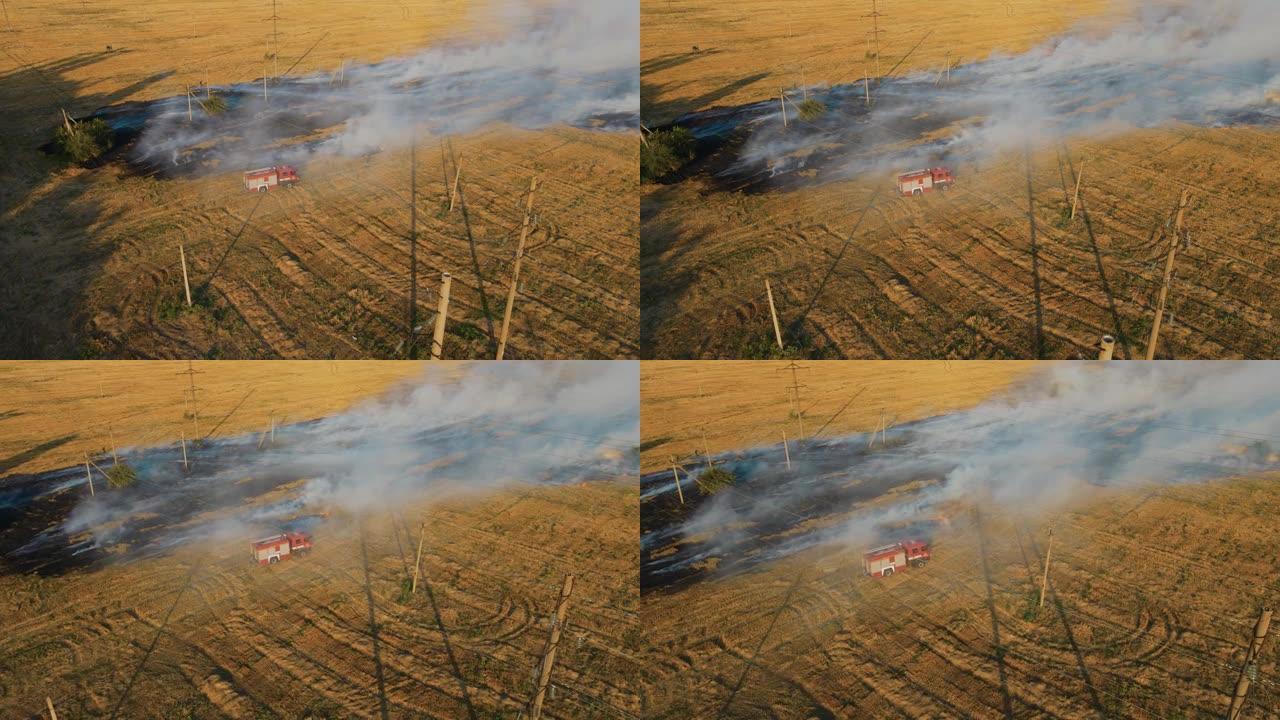 消防车关闭烟云中收获麦田的火焰