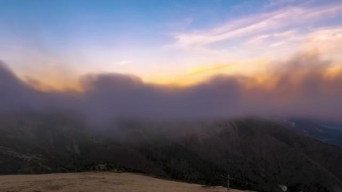 宁静的春晚自然全景中山脉上雾蒙蒙的时间流逝