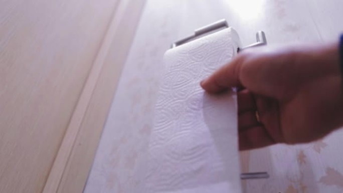 撕掉厕所里的卫生纸