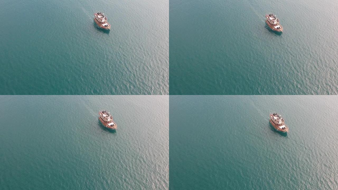 海上有无人机镜头的观光船。土耳其安塔利亚。