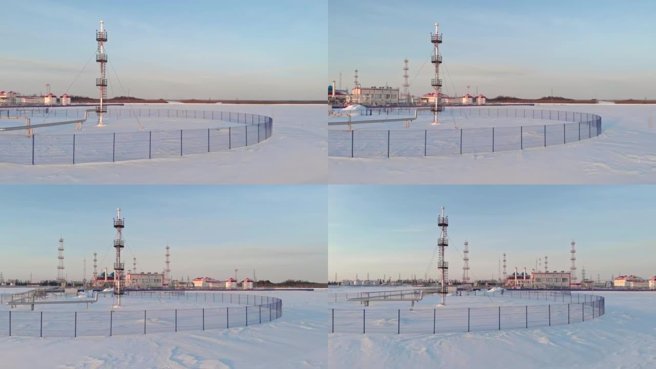 冬季，一架无人机飞越西伯利亚油田油气开采和处理设施的紧急气体释放塔。从俄罗斯向欧洲和美国输送石油和天